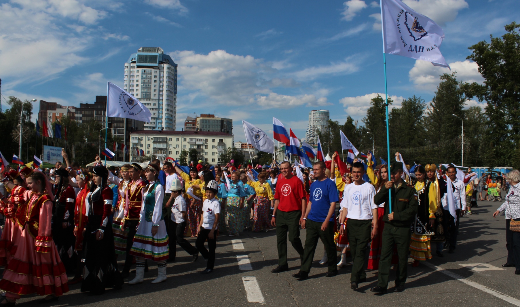 В 2017 году всероссийское шествие «Парад дружбы народов» вновь объединит Россию