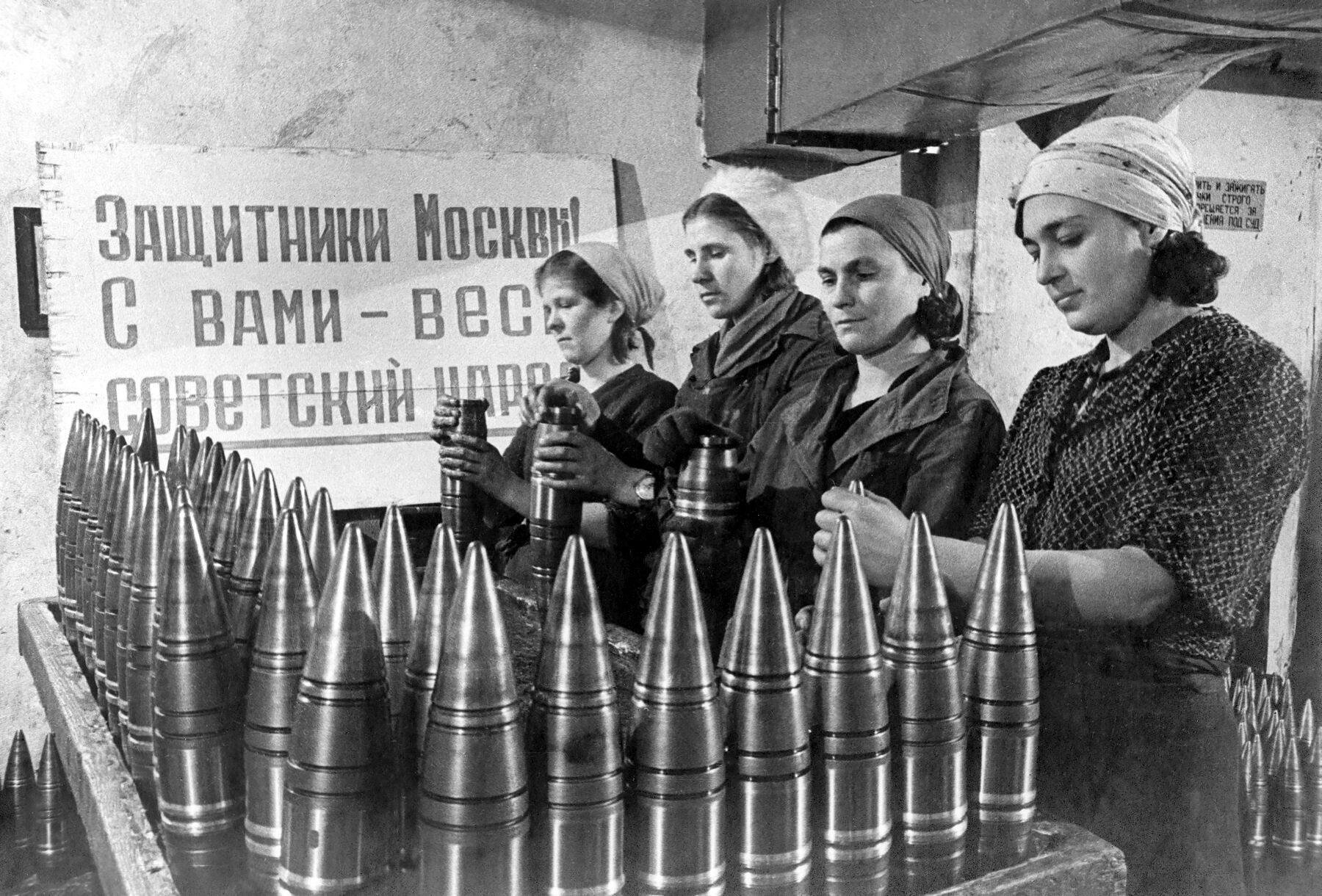к причинам обусловившим быструю перестройку советской экономики на военный