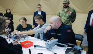 Губернатор Самарской области и Герои России оценили подготовку кадетов на смене «Защитники»