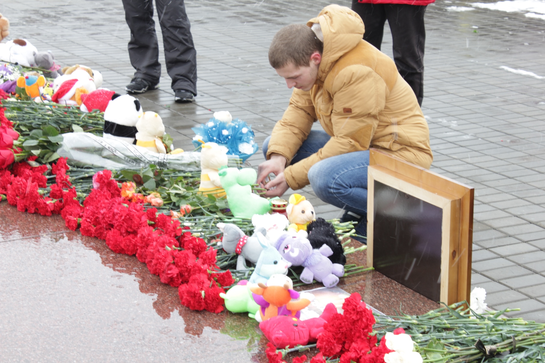 «Кемеровчане, скорбим вместе с вами…»: В Тольятти прошли траурные мероприятия