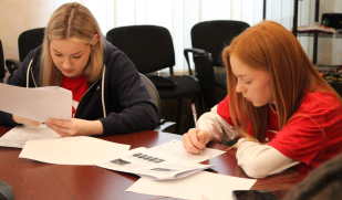 «Знать, чтобы помнить»: в Доме дружбы народов студенты и ветераны написали «Диктант Победы» 