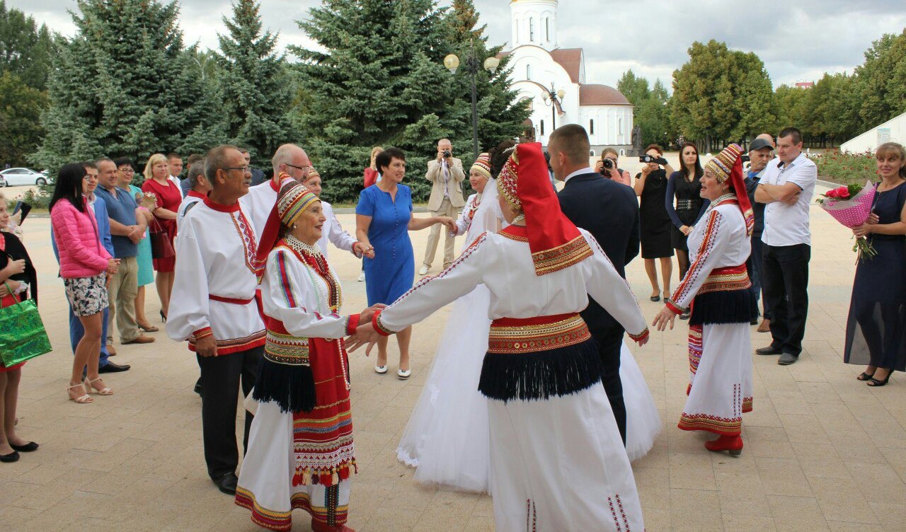 Молодожены смогут сыграть свадьбу в национальных традициях