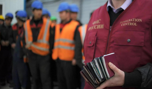 Владимир Путин подписал закон о режиме высылки мигрантов Владимир Путин подписал закон о режиме высылки мигрантов