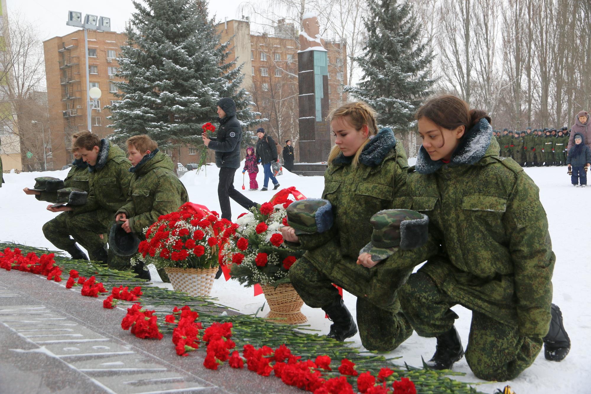 Единство поколений: возложением цветов отметили в губернии 76-ю годовщину снятия блокады Ленинграда