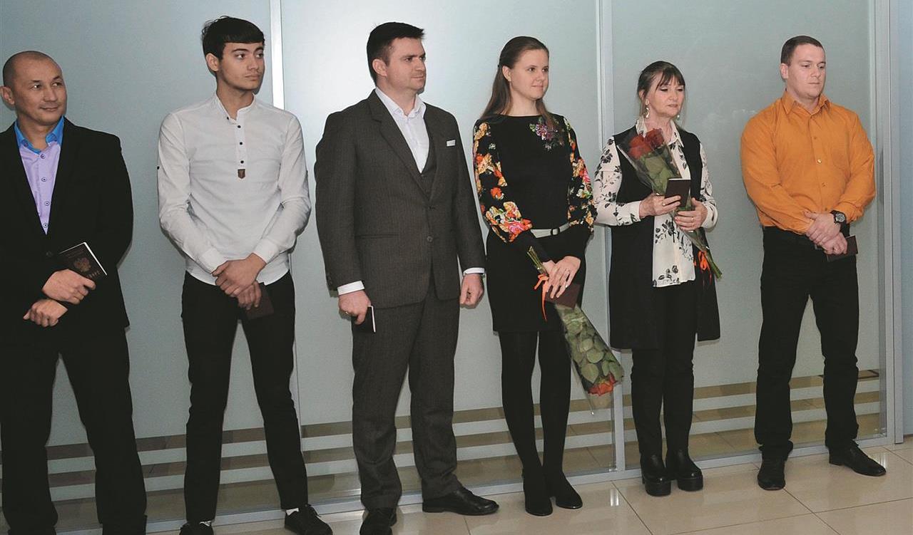 Губернатор Самарской области вручил паспорта жителям бывших советских республик