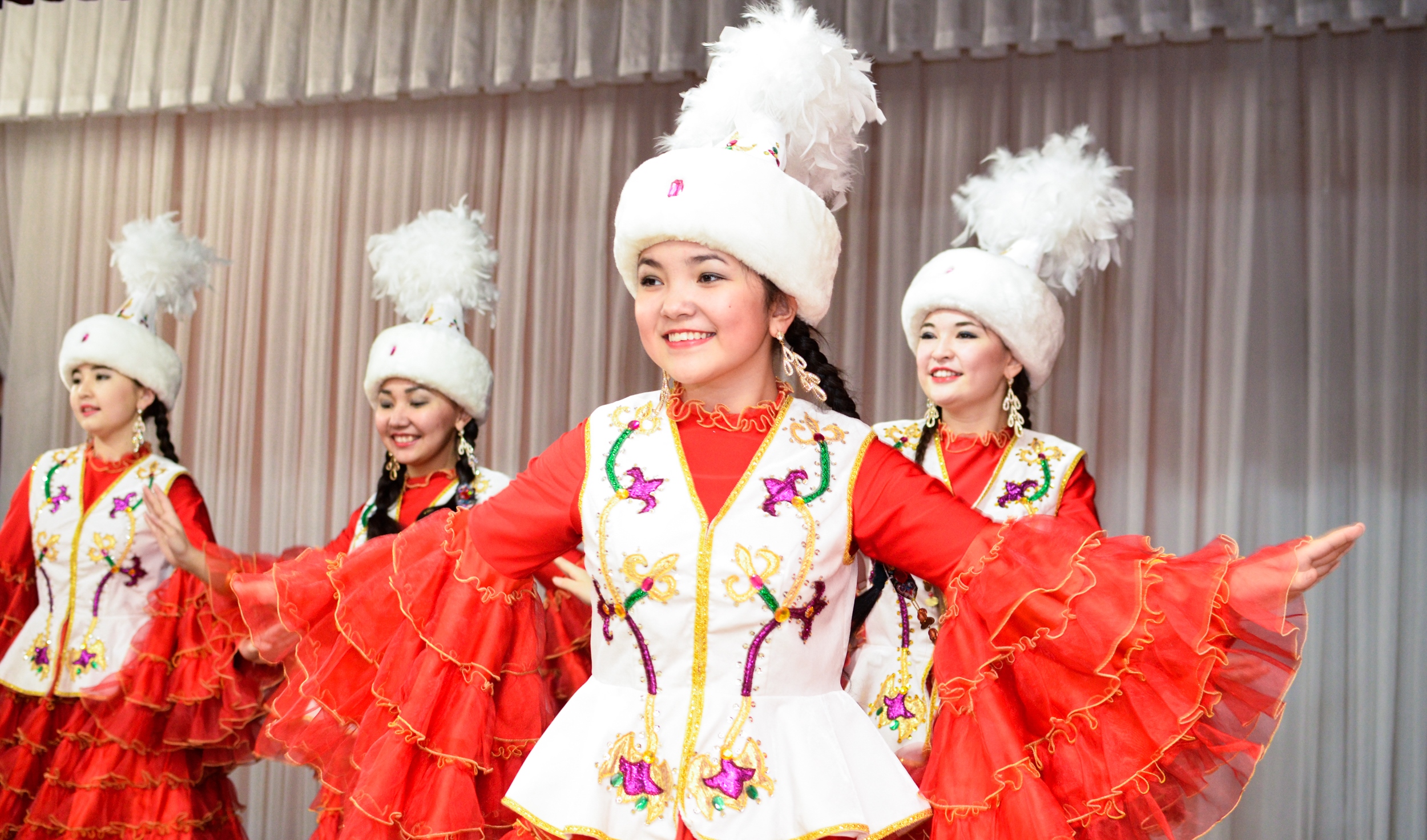 Исполняется  15 лет казахскому  народному ансамблю  танца «Айгуль» и  театру моды «Маржан»