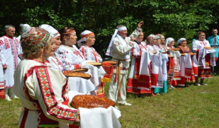 Взрослые и детские коллективы двух регионов страны съехались в живописное место под Сызранью 