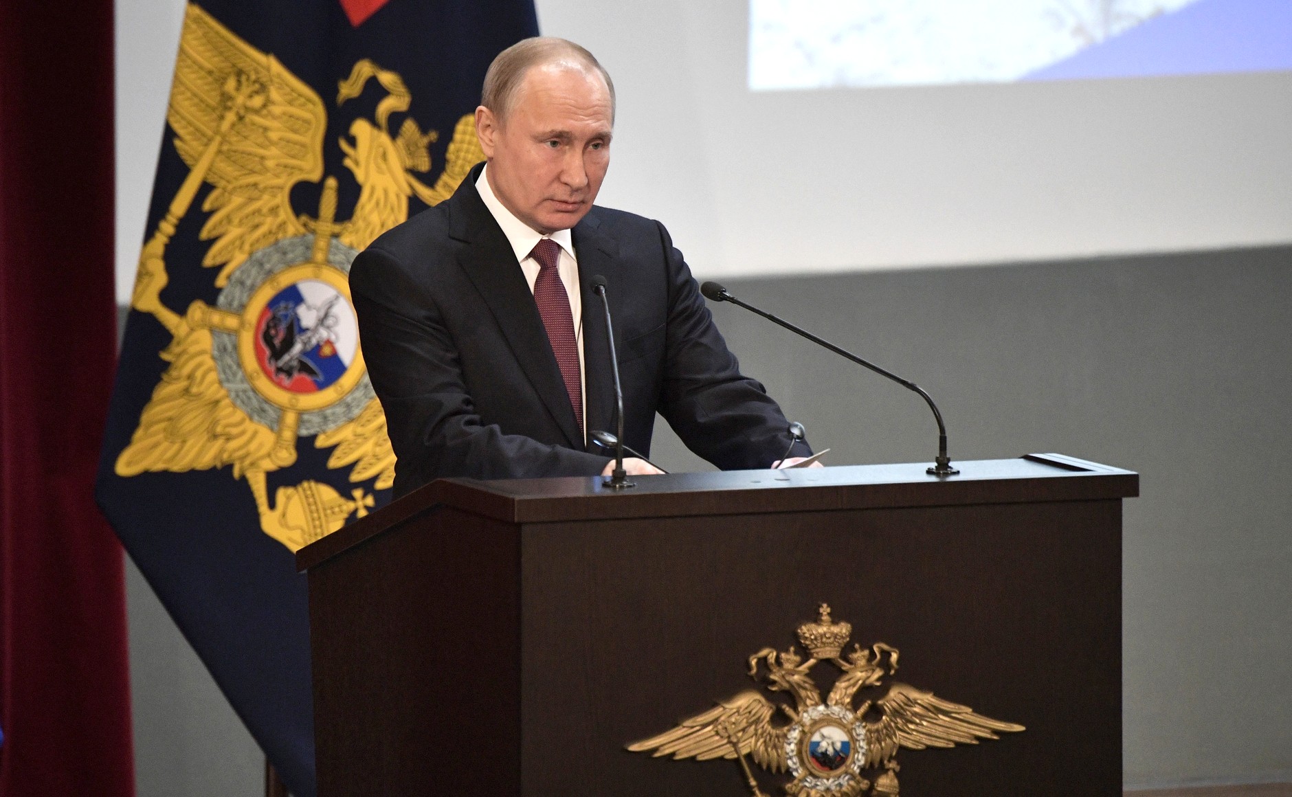 Владимир Путин: «Органы внутренних дел должны вместе с общественностью, с органами власти на местах предупреждать конфликты на этнической и религиозной почве» Владимир Путин: «Органы внутренних дел должны вместе с общественностью, с органами власти на местах предупреждать конфликты на этнической и религиозной почве»