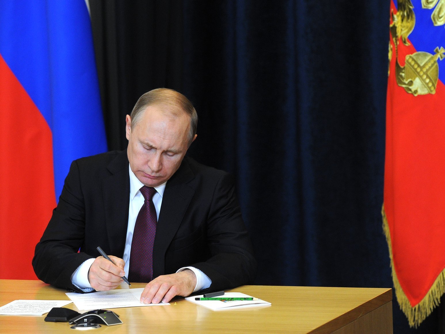 Владимир Путин подписал закон о статусе паломника Владимир Путин подписал закон о статусе паломника