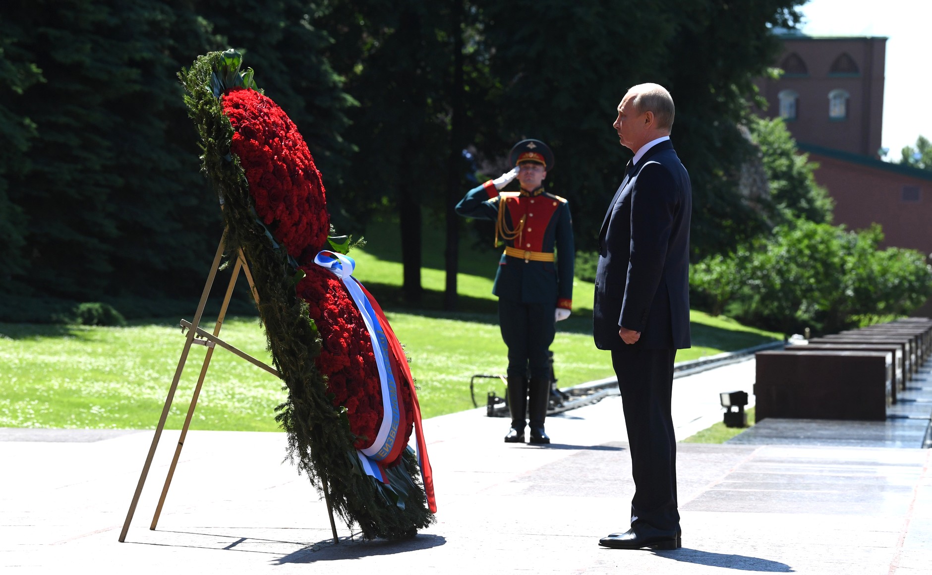 Владимир Путин: «Для нас, граждан России, память о Великой Отечественной войне абсолютно священна» Владимир Путин: «Для нас, граждан России, память о Великой Отечественной войне абсолютно священна»