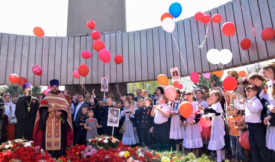 Праздник Победы отметили шествием и молебном