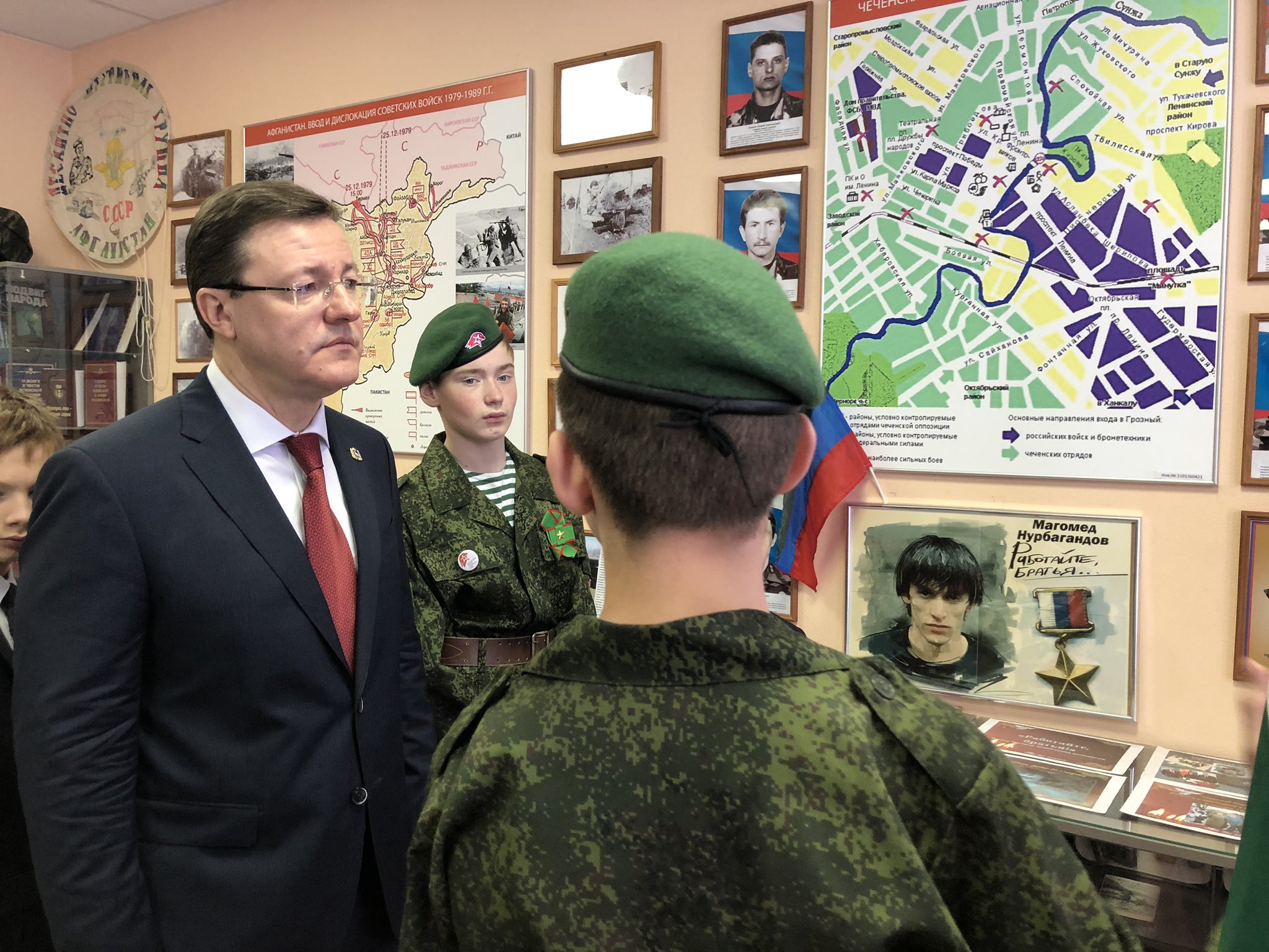 Губернатор Дмитрий Азаров побывал в гостях у воспитанников тольяттинского центра «Единство»