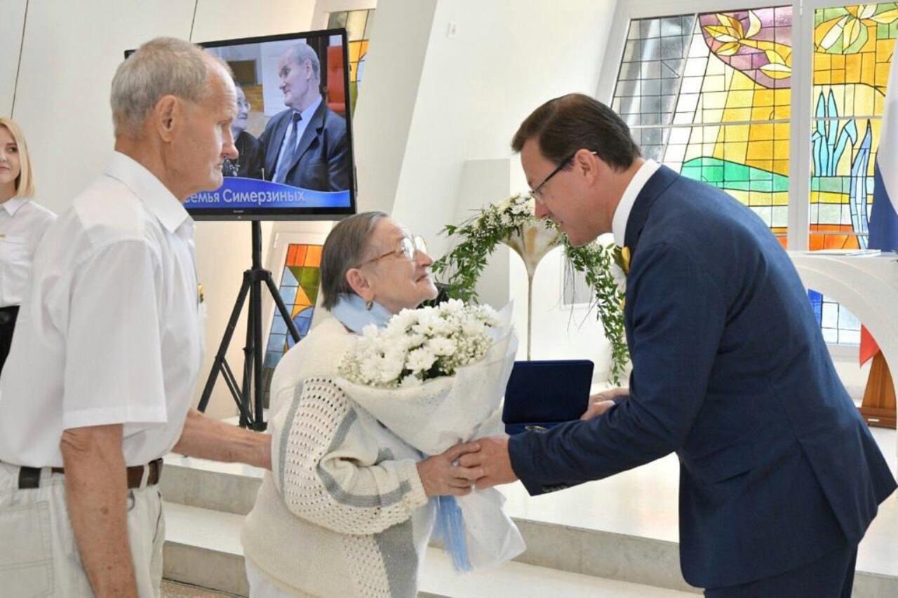 Губернатор Самарской области Дмитрий Азаров поздравил самые крепкие семейные пары с Днем семьи, любви и верности Губернатор Самарской области Дмитрий Азаров поздравил самые крепкие семейные пары с Днем семьи, любви и верности