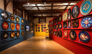 В Москве открылась масштабная выставка, посвященная 200-летию жостовского промысла В Москве открылась масштабная выставка, посвященная 200-летию жостовского промысла