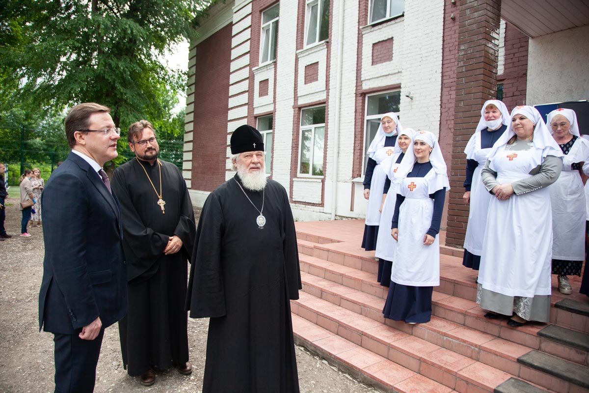 Губернатор Дмитрий Азаров посетил некоммерческие соцучреждения дополнительного образования и помощи тяжелобольным людям