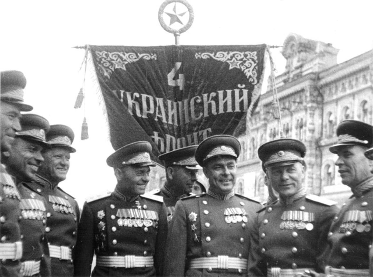 1 июня 1945 г. Брежнев на параде Победы 1945.