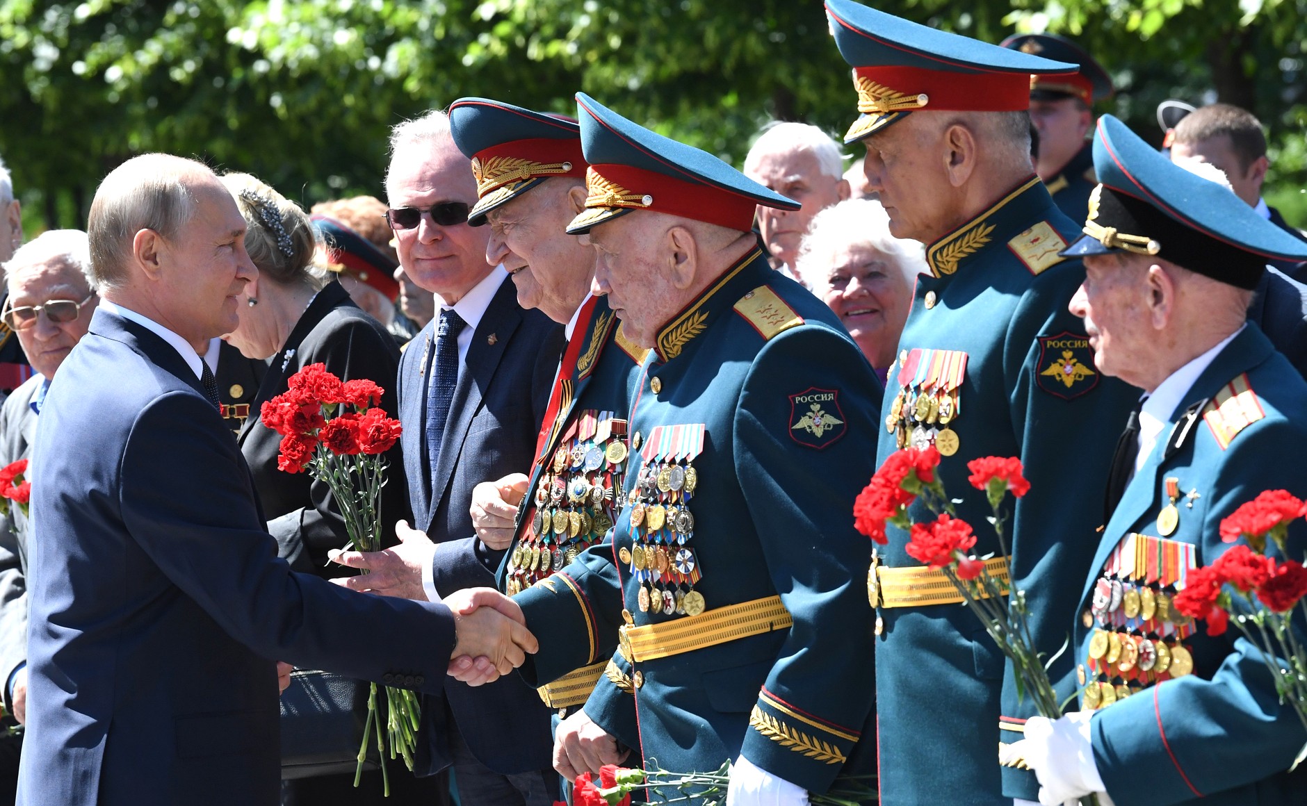 Парад победы годовщина. День Победы парад на красной площади ветераны. Ветераны ВОВ на красной площади. Парад 9 мая на красной площади с ветеранами.