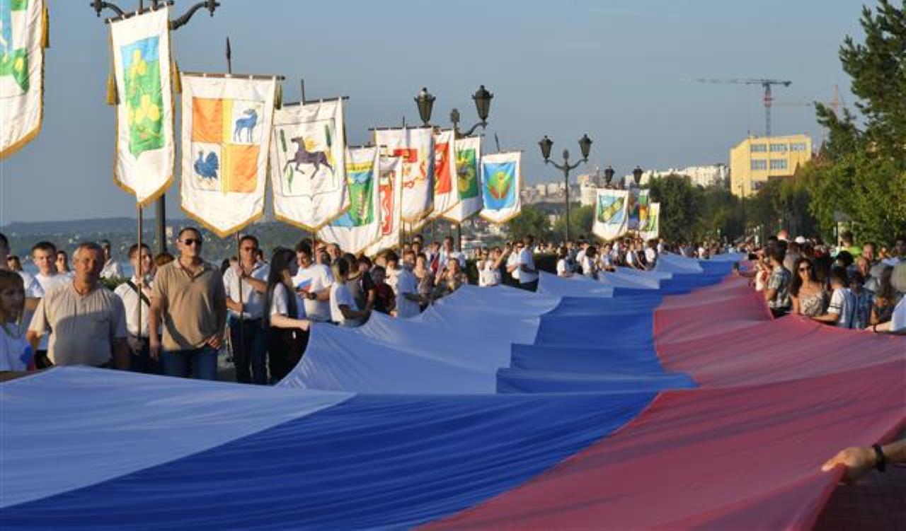 В Самаре на День флага развернули километровый триколор