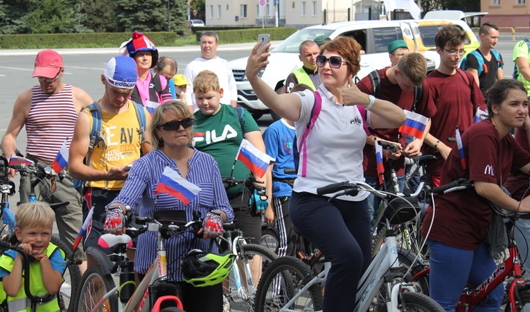 В Тольятти День российского флага отметили традиционным велопробегом 