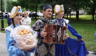 Руководителю народного коллектива ансамбля татарской эстрадной песни «Идел» Аминову Мидехату Шакировичу – 65 лет! 
