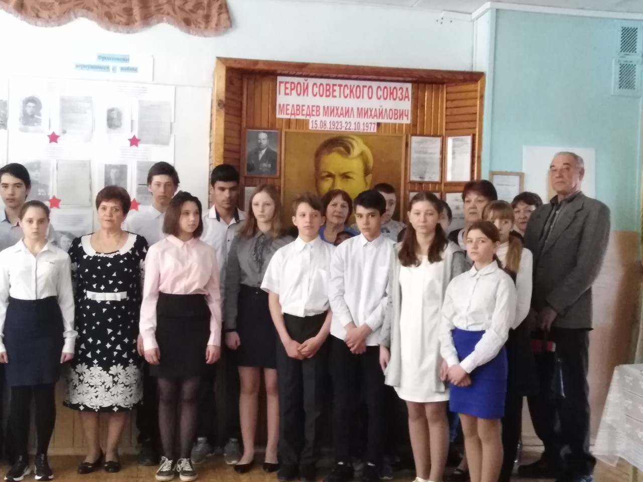 В Коноваловке состоялось открытие Парты Героя Советского Союза М.М. Медведева В Коноваловке состоялось открытие Парты Героя Советского Союза М.М. Медведева