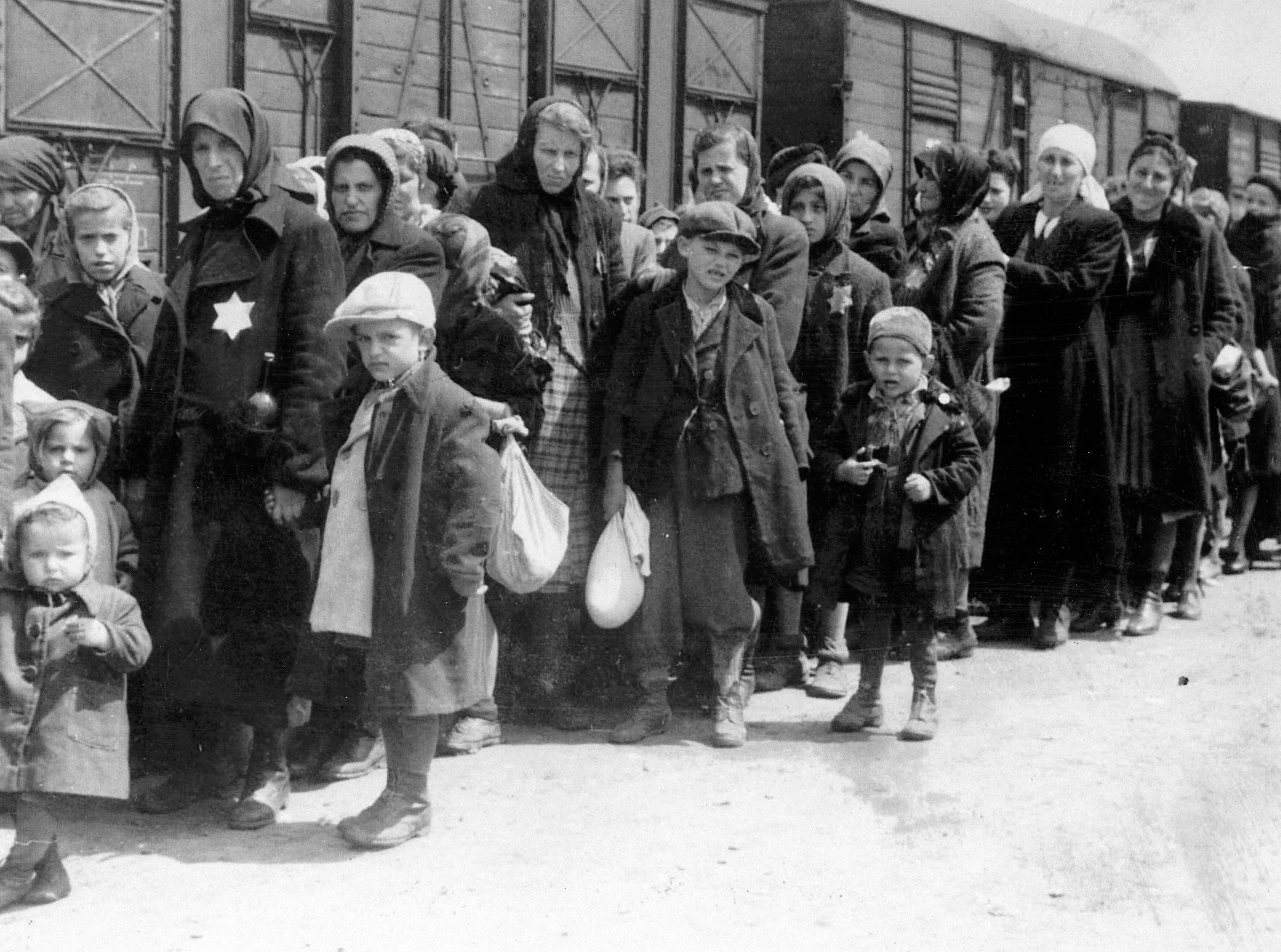 Депортации детей. Холокост евреев гетто концлагеря. Освенцим концлагерь Польша 1945 дети. Дети войны Освенцим 1941.