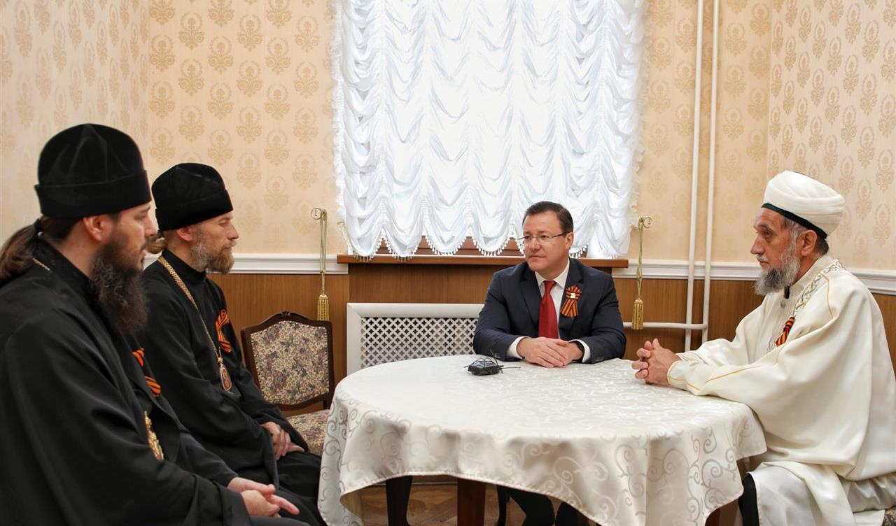 Губернатор Дмитрий Азаров провел встречу с представителями конфессий Губернатор Дмитрий Азаров провел встречу с представителями конфессий