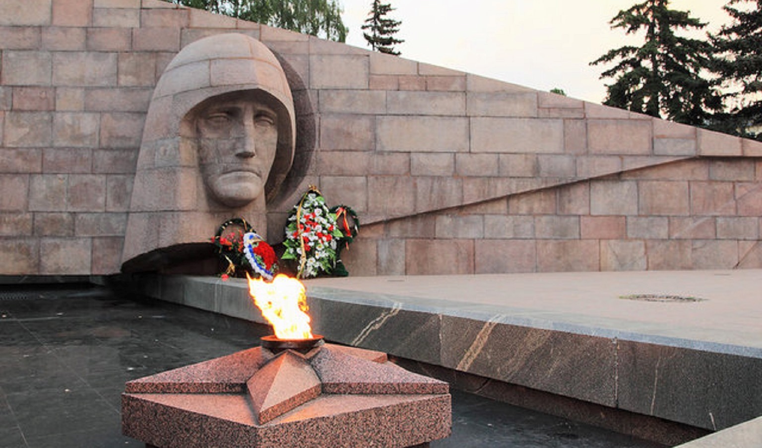 Дмитрий Азаров: «Мы помним и чтим наших героев»