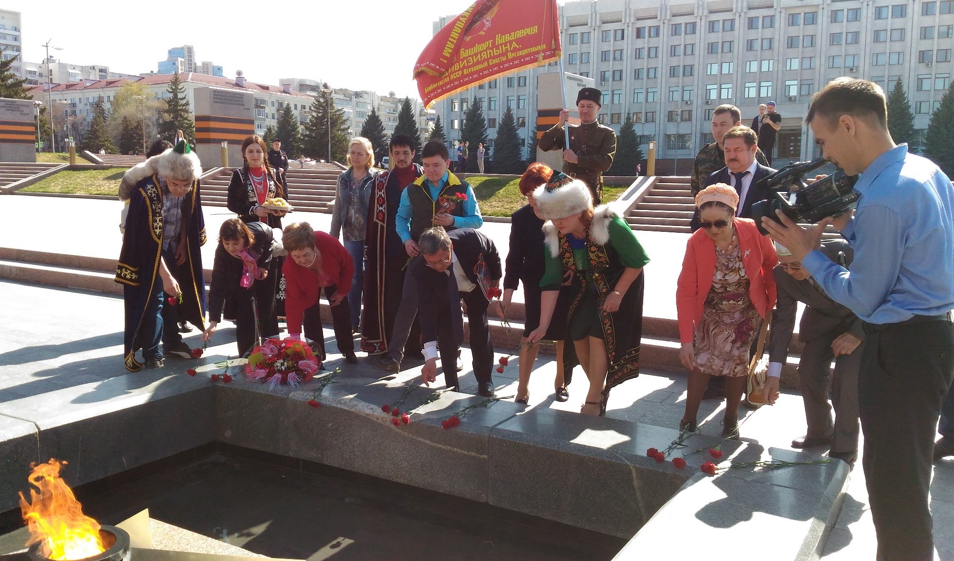 Самарцы и участники автопробега по местам боев 112 Башкирской кавалерийской дивизии возложили цветы к Вечному огню