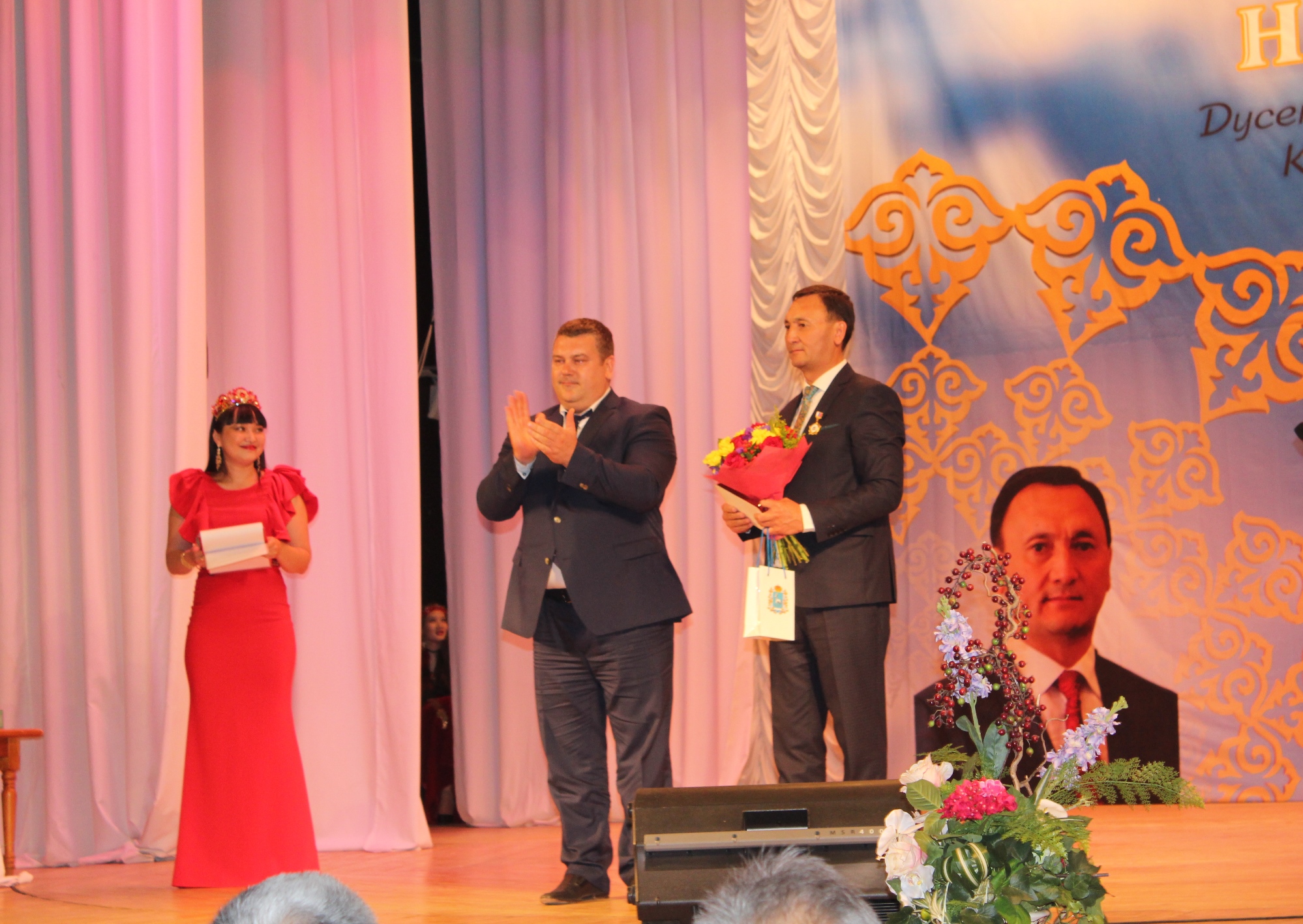 Почетного знака «За вклад в укрепление дружбы народов» удостоен Токтарбай Кадыргалиевич Дусенбаев