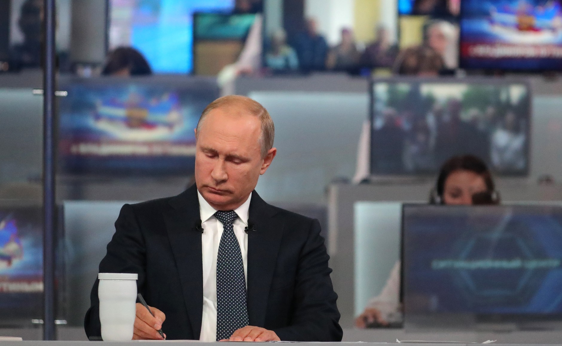 Владимир Путин о предоставлении российского гражданства: «Речь прежде всего идет о людях, которые считают себя кровно связанными с русским миром»