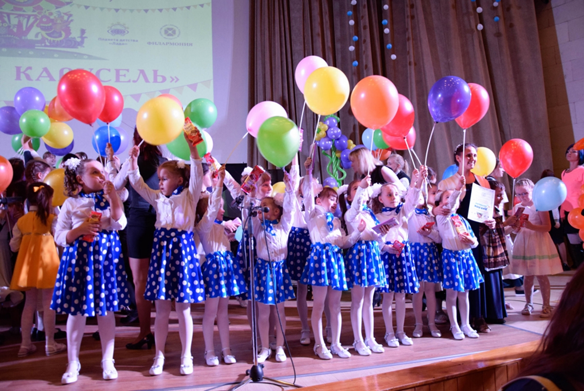 Большой сводный хор детских садов Тольятти выступил на фестивале детского творчества «Веселая карусель»