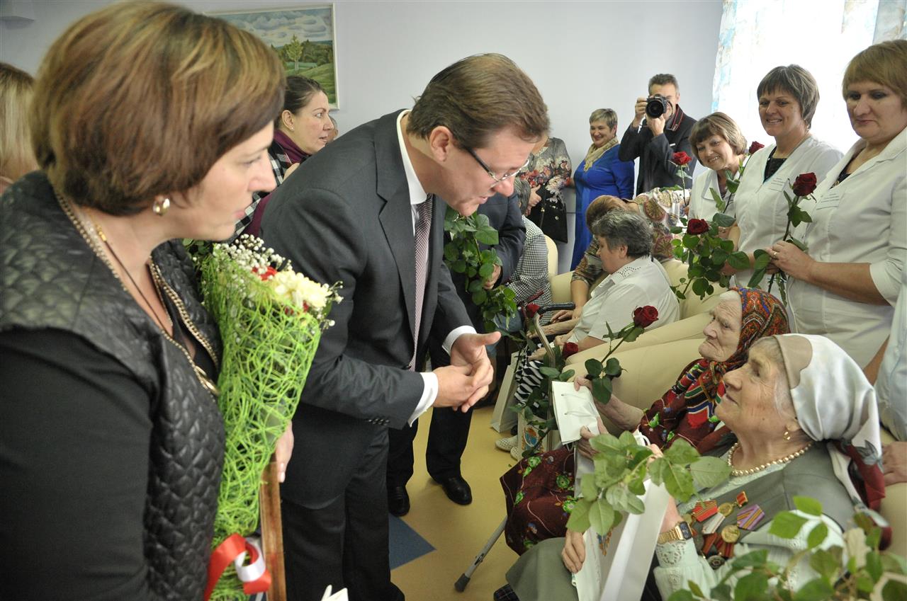 Дмитрий Азаров поздравил жителей региона с Днем пожилого человека