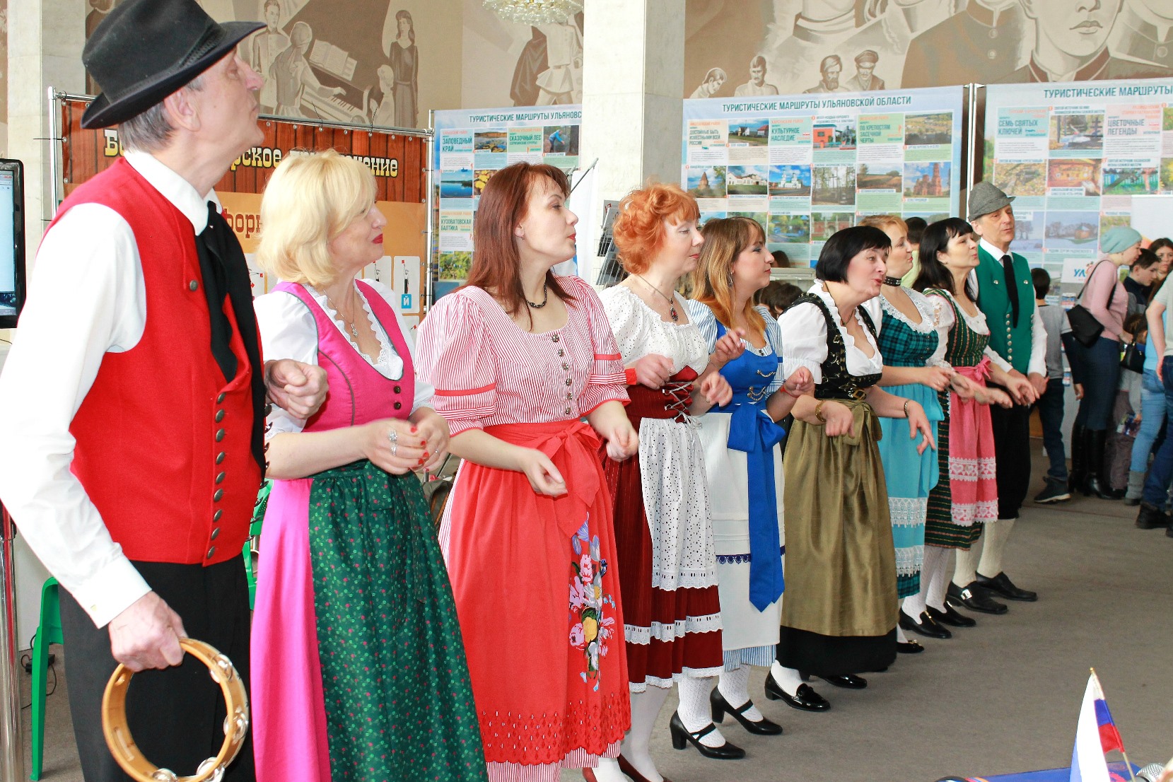 Немцы Тольятти представили в Ульяновске народные песни и дефиле (фоторепортаж)