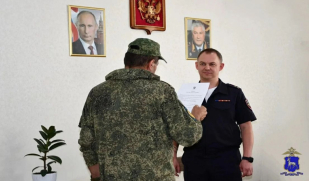 В Самарской области полицейские вручили российский паспорт уроженцу Узбекистана – участнику СВО В Самарской области полицейские вручили российский паспорт уроженцу Узбекистана – участнику СВО