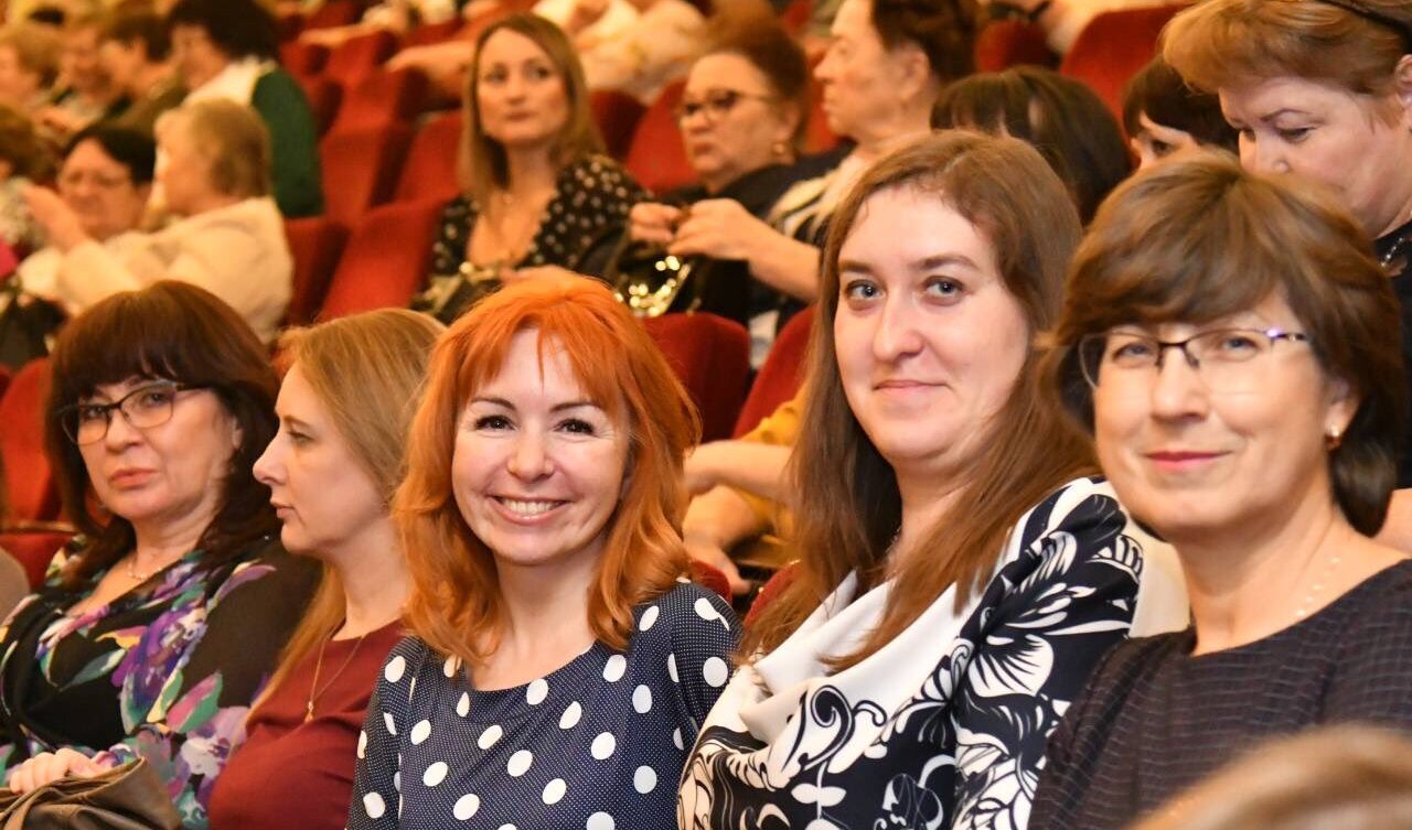 Губернатор Дмитрий Азаров поздравил женщин Тольятти с праздником Губернатор Дмитрий Азаров поздравил женщин Тольятти с праздником